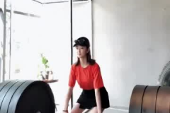 小姐姐杠铃训练,杠铃训练助力小姐姐塑造完美身材